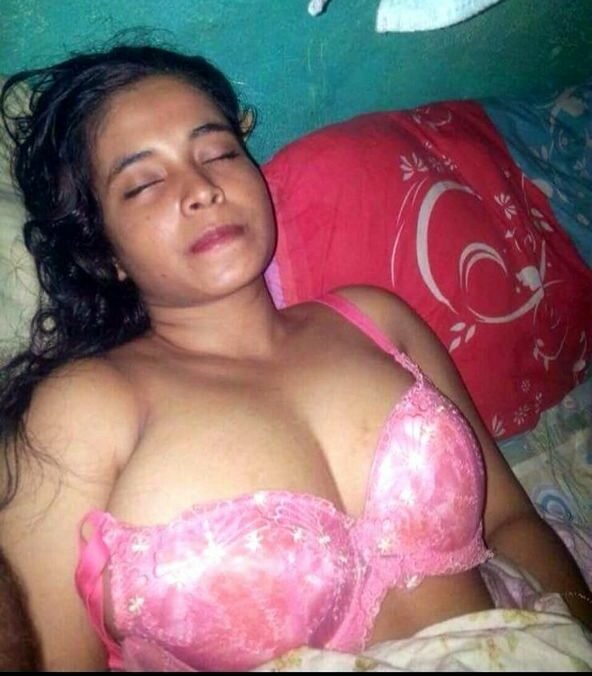 Booby North Indian girl in pink bra showing big tits pics