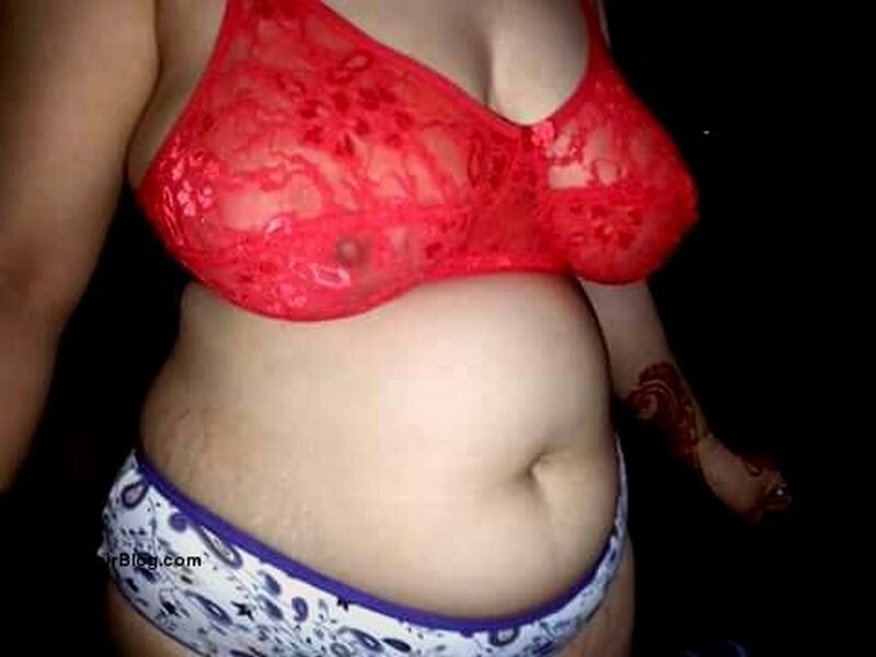 Indian MILF aunty posing lingerie
