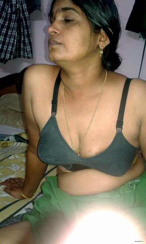 Bhabhi removing maxi petticoat posing nude showing boobs