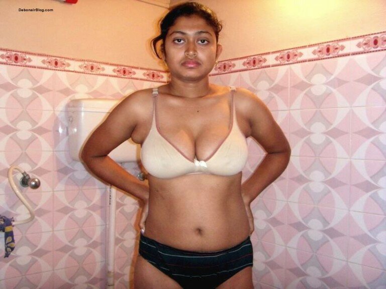 Bengali college babe posing in bra panty bathroom pics