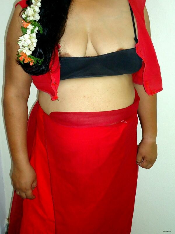 Indian MILF aunty stripping red saree blouse black bra teaser pics
