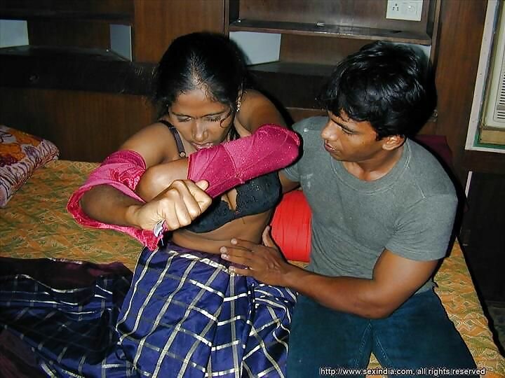 Bangla girl saree removing photo