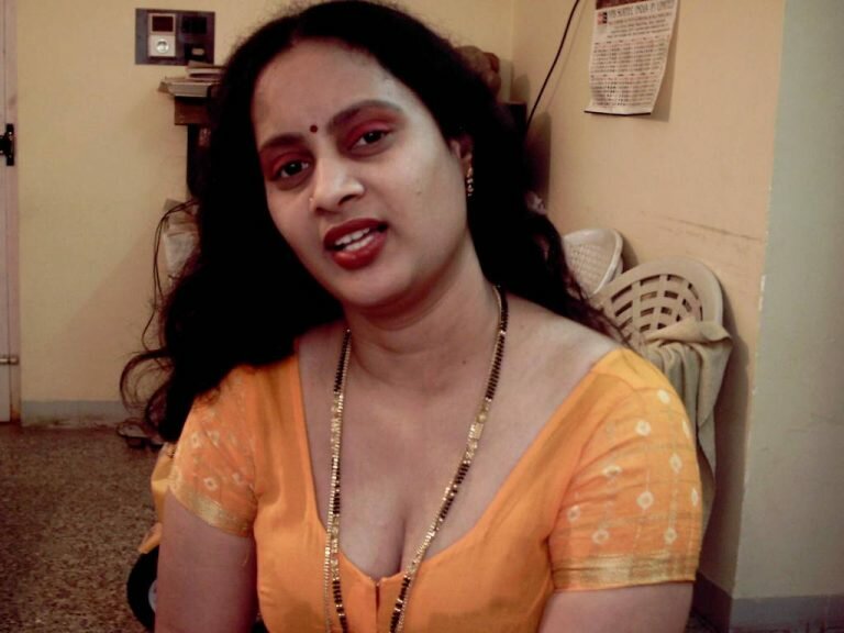 Bhabhi removing blouse showing boobs
